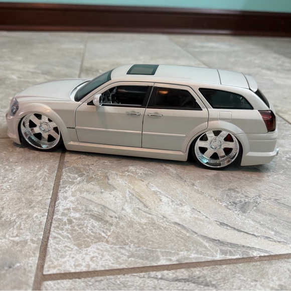 Dodge Magnum Diecast Car 1/18 Scale - Picture 2 of 7